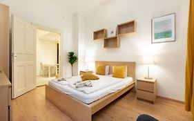 A4-6 Aulich Apartment